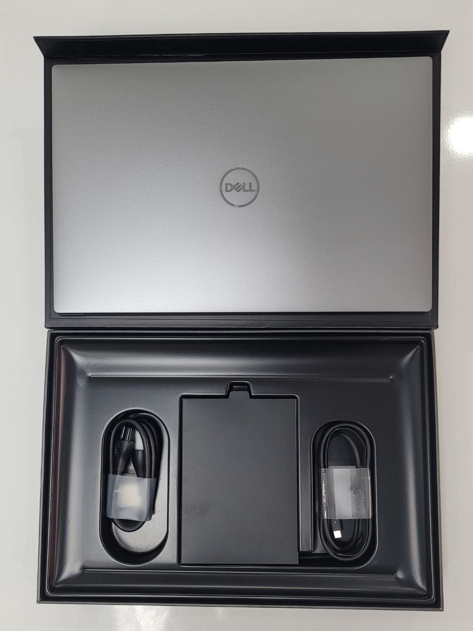 Toàn bộ phụ kiện bên trong hộp Dell Precision 5560