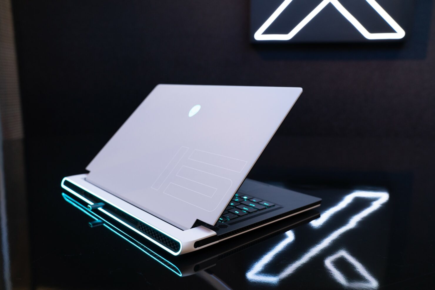Alienware X17 là mẫu máy Alienware có kích thước lớn nhất thời điểm hiện tại