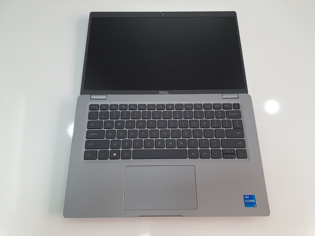 Dell Latitude 5420 sở hữu bản lề có thể gập 180 độ