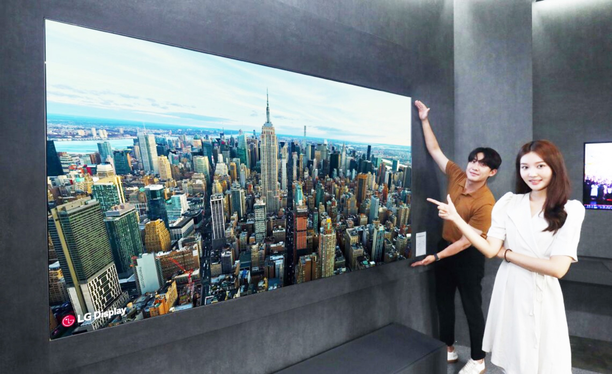 LG Display giới thiệu TV OLED với công nghệ EX, cùng với tấm nền OLED trong suốt