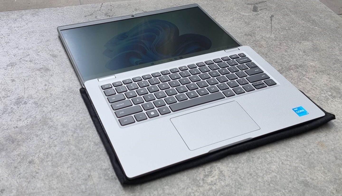 Dell Latitude 5430 sở hữu bản lề có thể gập mở 180 độ