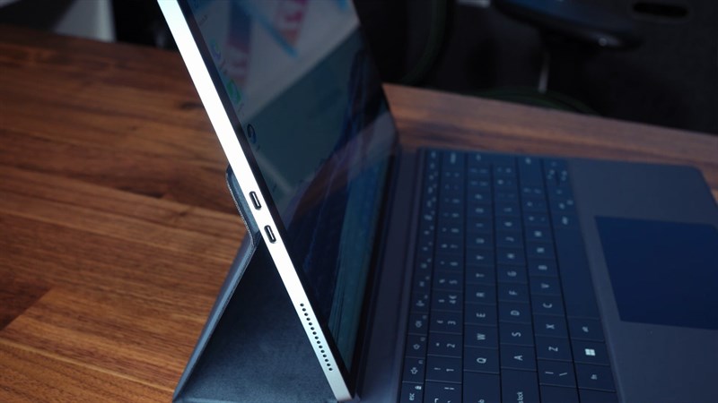 Dell XPS 13 9315 2-in-1 2022 được trang bị 2 cổng USB Type-C ở cạnh trái
