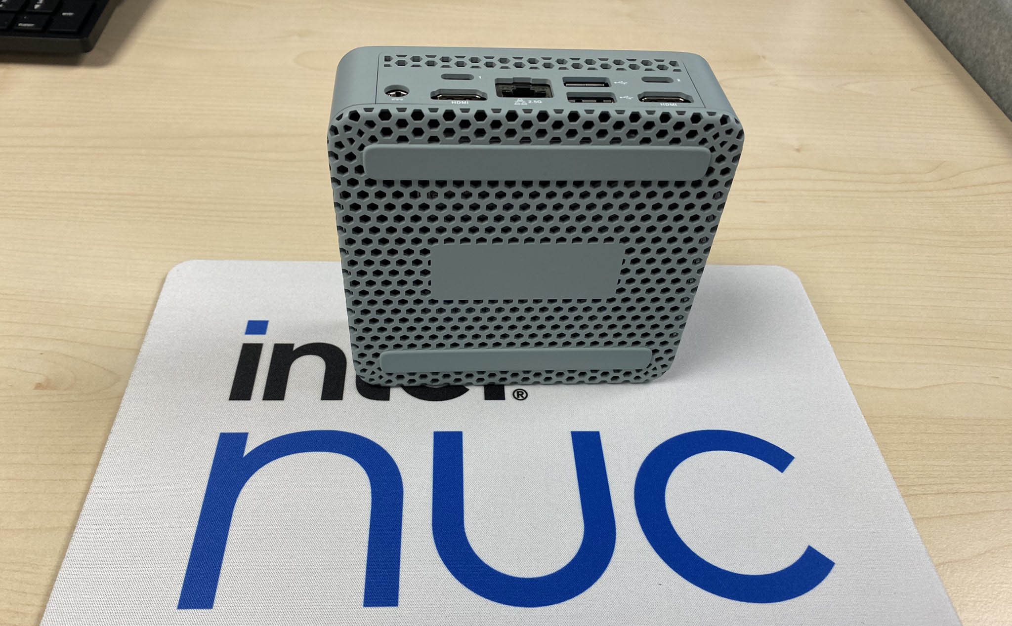Intel NUC 13 Pro lộ diện: Thiết kế nhỏ gọn, Nhiều lỗ tản nhiệt