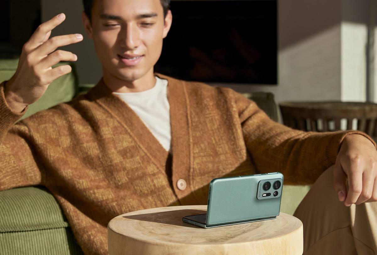 OPPO Find N2 có thể đứng ở góc 90 độ