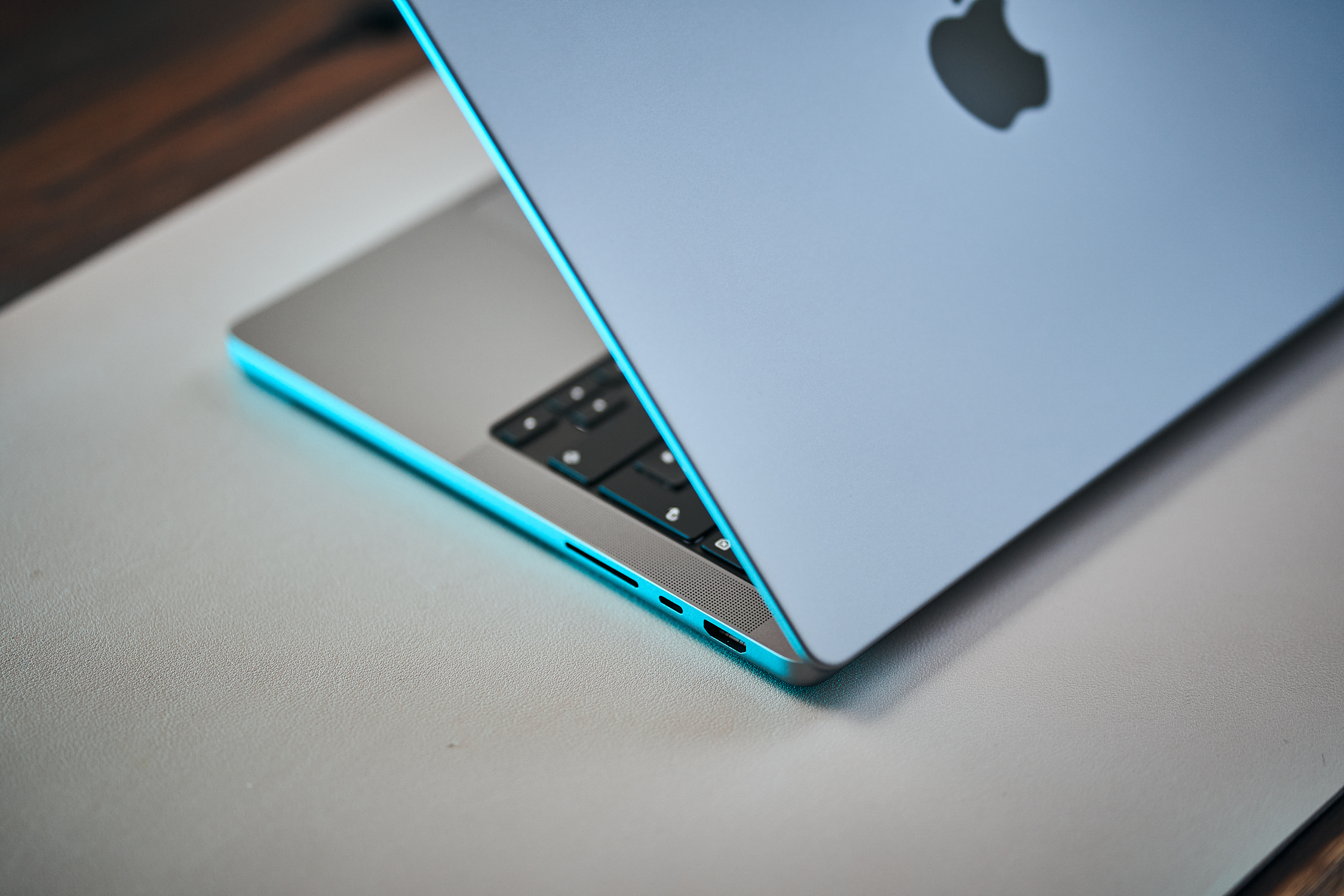 Cạnh phải trên Apple Macbook Pro 14 2023