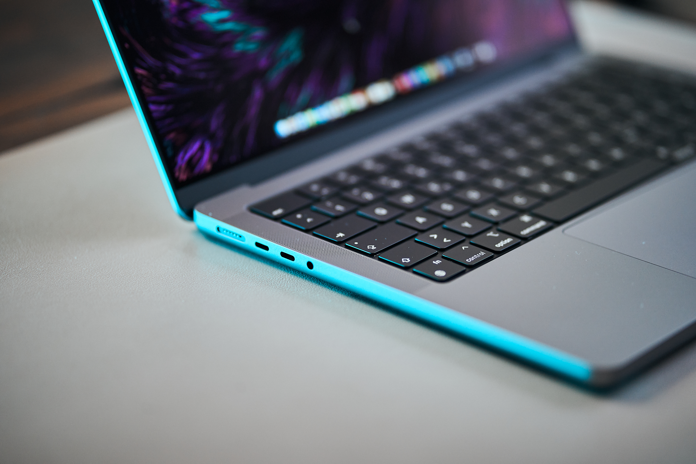 Cạnh trái trên Apple Macbook Pro 14 2023