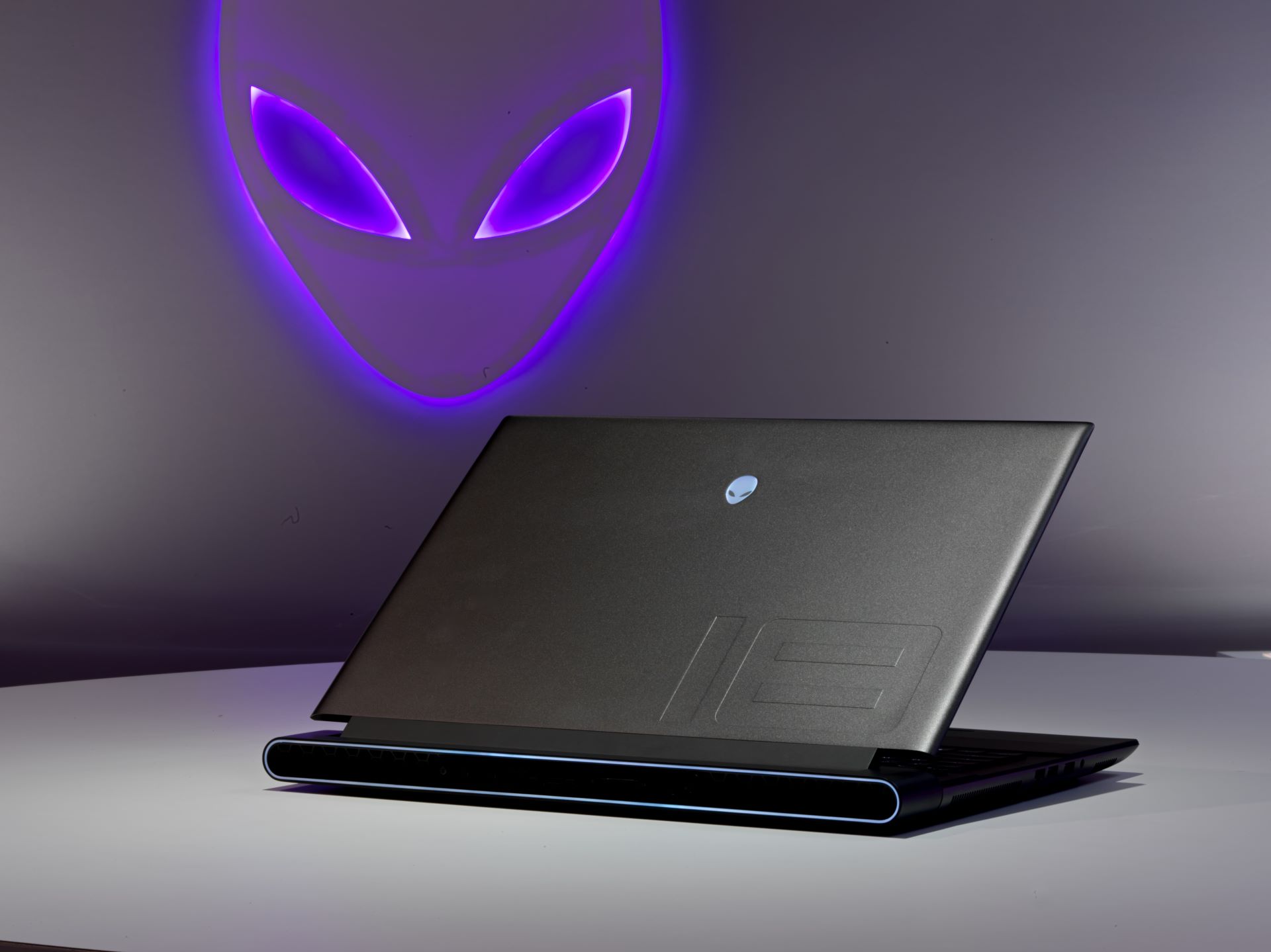 Dell Alienware m18 2023 ra mắt: Tấm nền IPS 18 inch 480Hz, có cả tùy chọn Intel và AMD