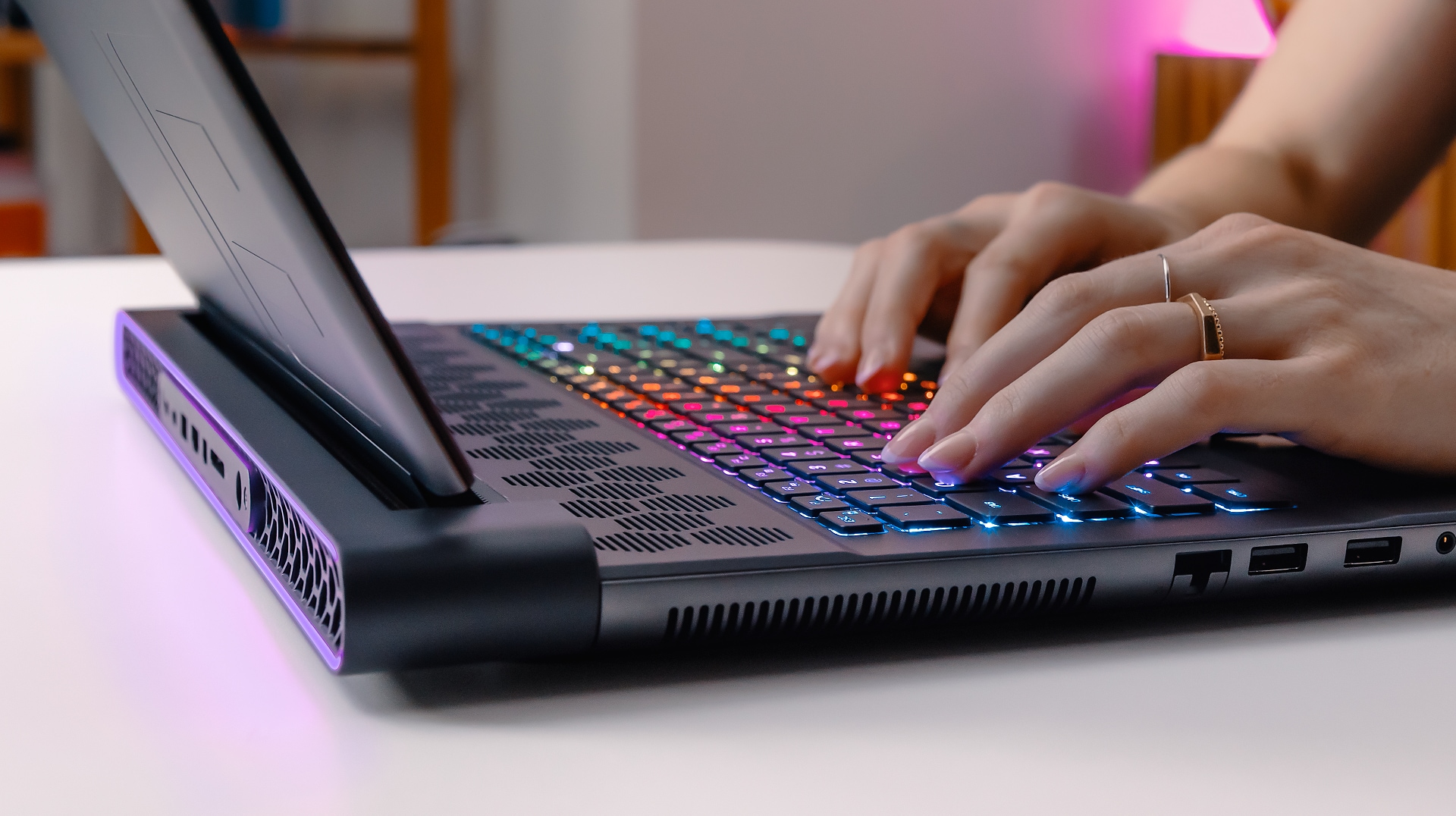 Bàn phím trên Dell Alienware M18