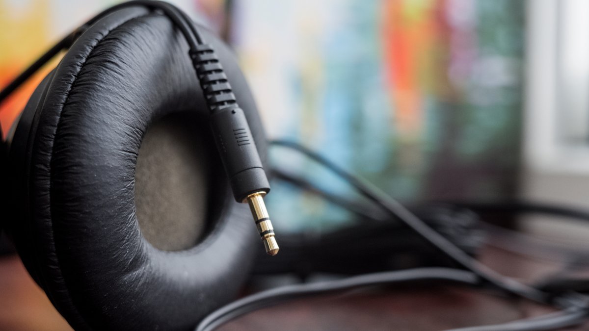 Cách mở loa máy tính laptop bằng việc rút ra và cắm lại Jack Audio