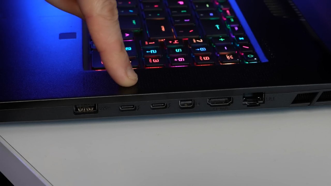 Cổng kết nối trên MSI Titan GT77 HX
