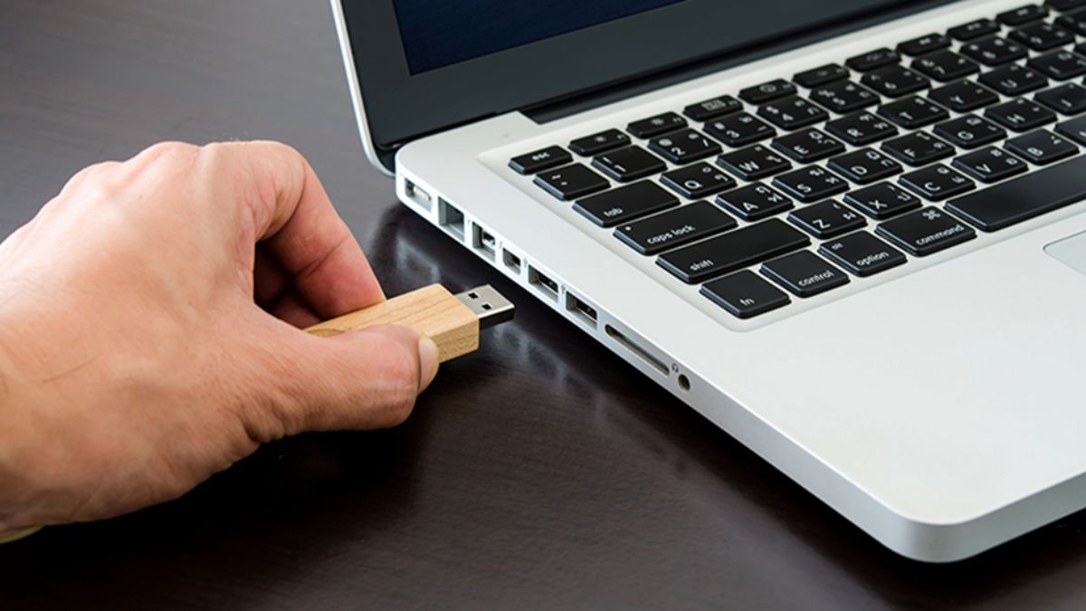 Cắm USB vào MacBook