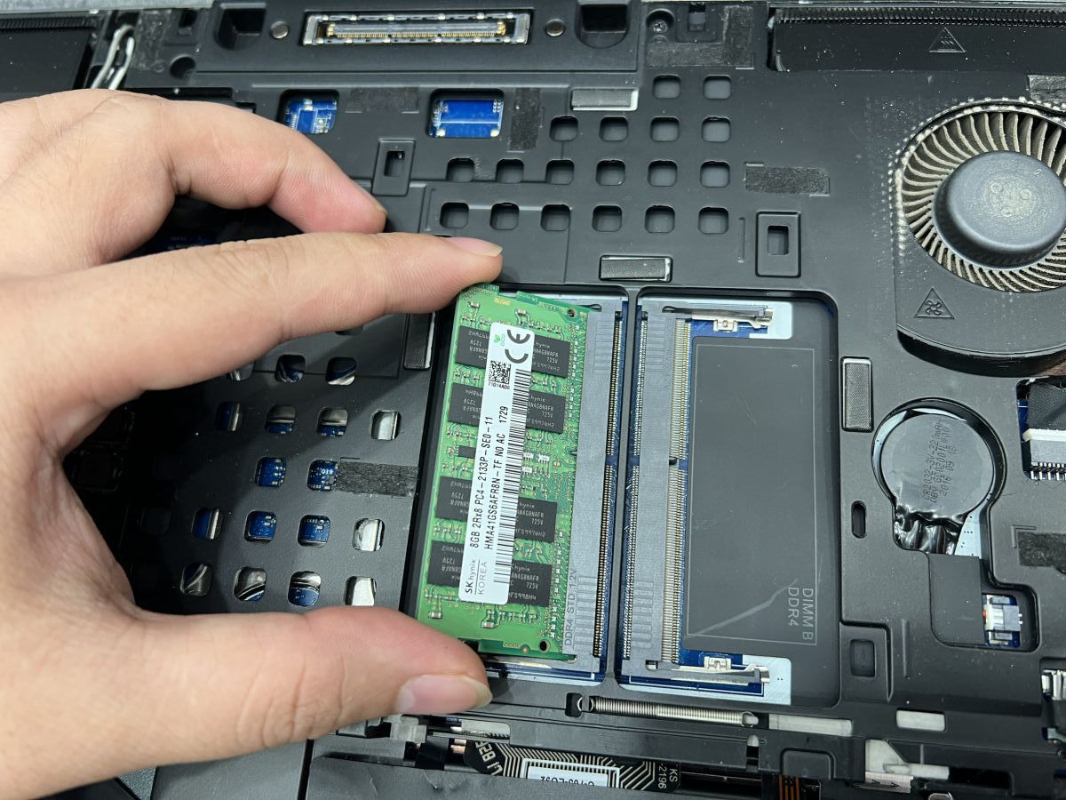 Chọn đúng khe RAM trống sau đó tiến hành nâng cấp RAM Laptop Dell