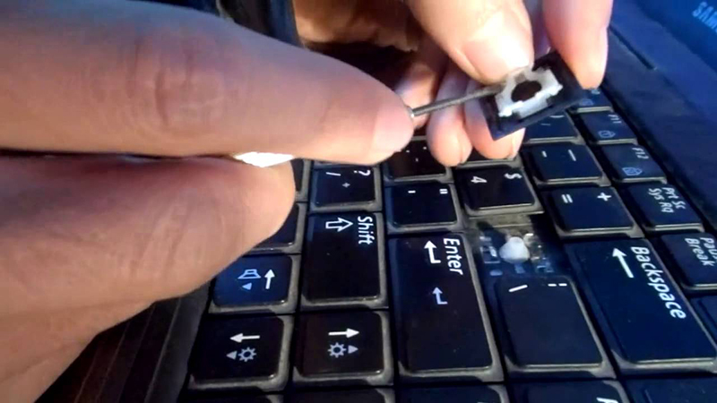 Đem đến trung tâm sửa chữa để khắc phục lỗibàn phím laptop Dell không gõ được