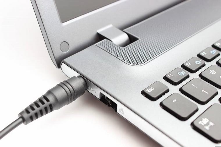 Không nên cắm sạc liên tục laptop