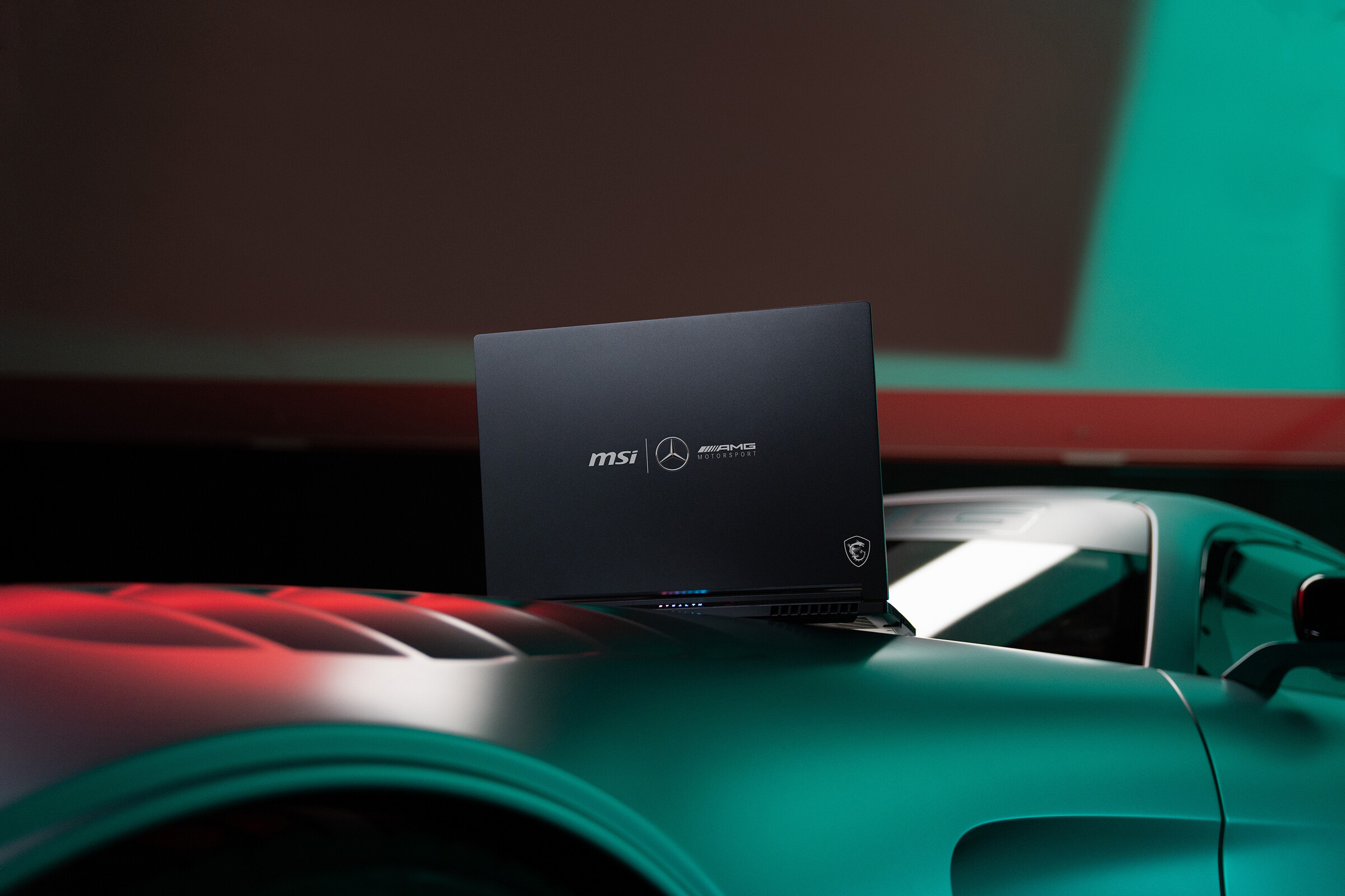 MSI Stealth 16 Mercedes-AMG Motorsport đã chính thức ra mắt. 
