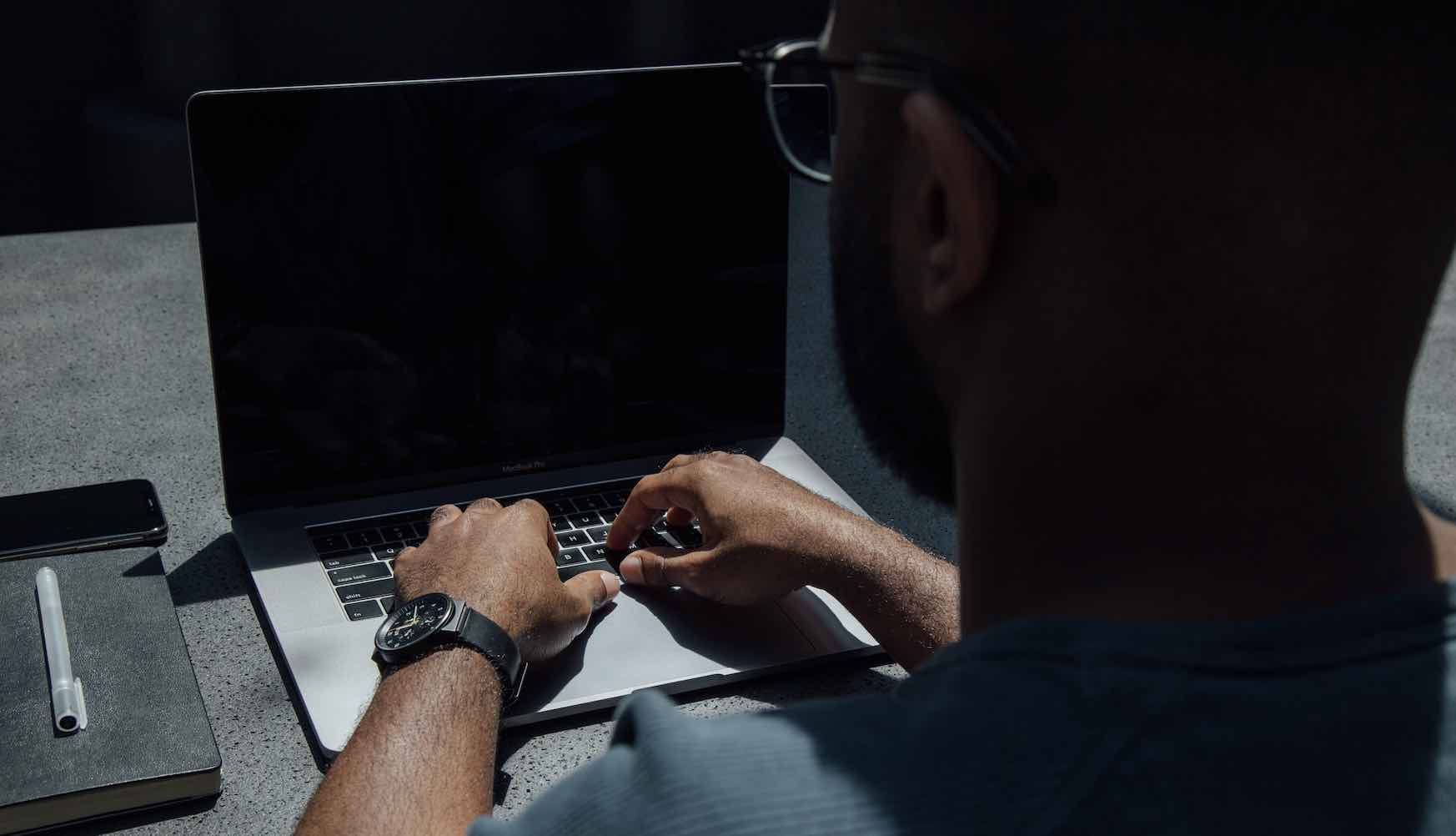 Màn hình laptop bị đen: Nguyên nhân và 10 cách khắc phục đơn giản nhất