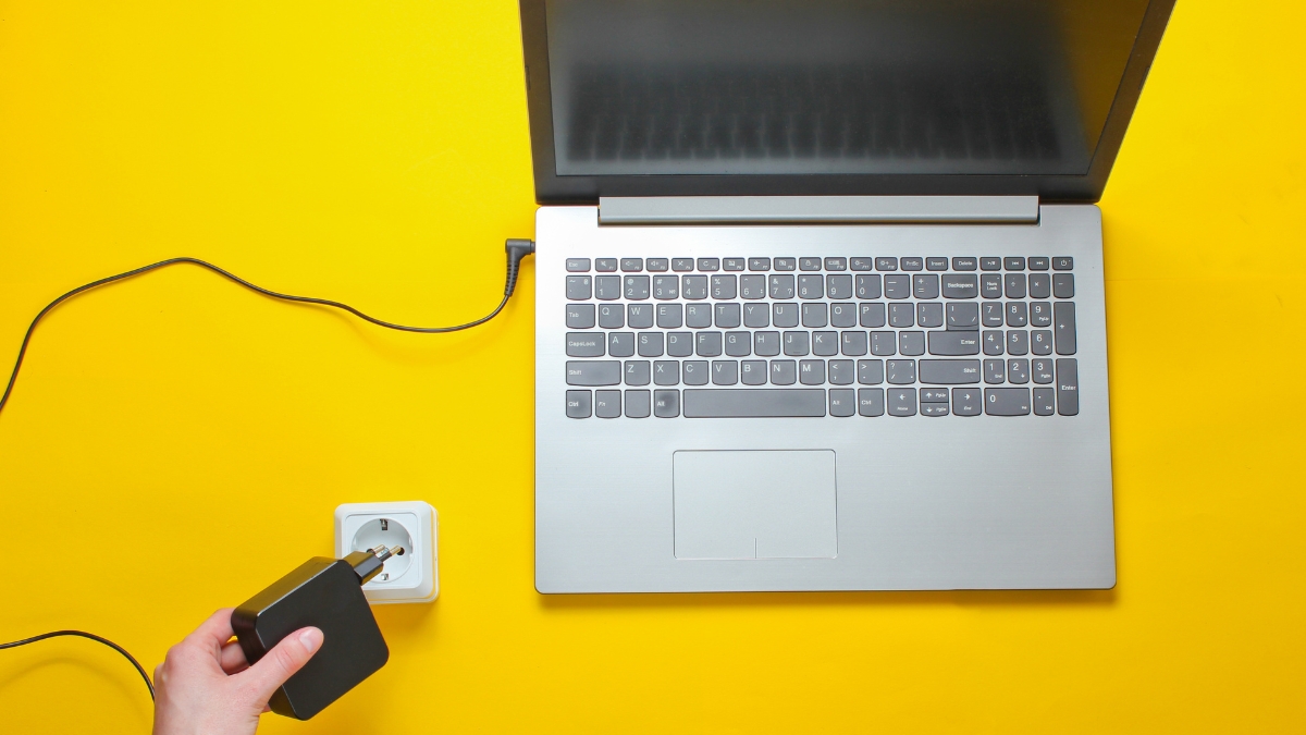 Nguyên nhân cắm sạc laptop liên tục qua đêm khi không sử dụng