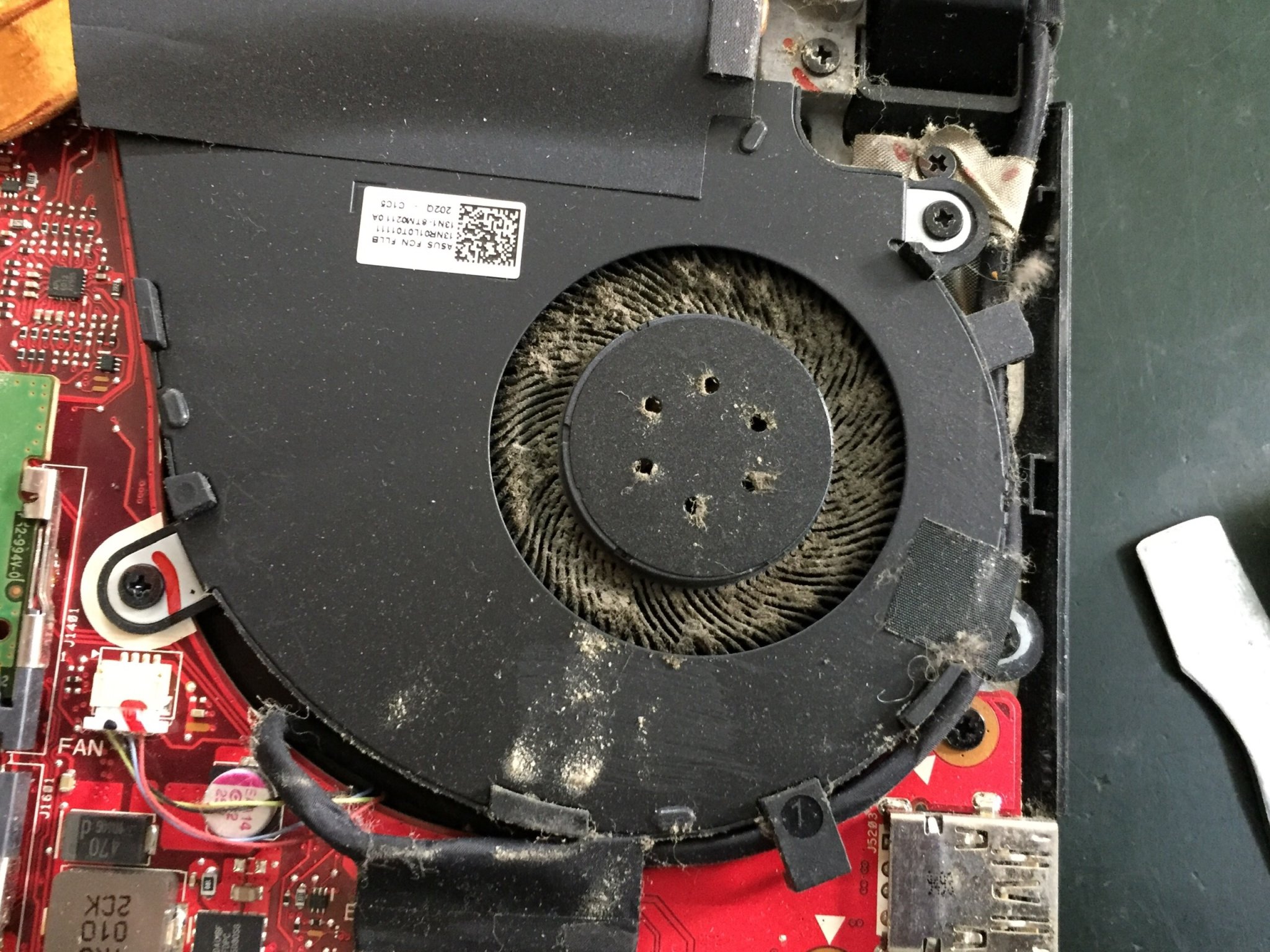 Quạt laptop bị bụi bám trong thời gian dài