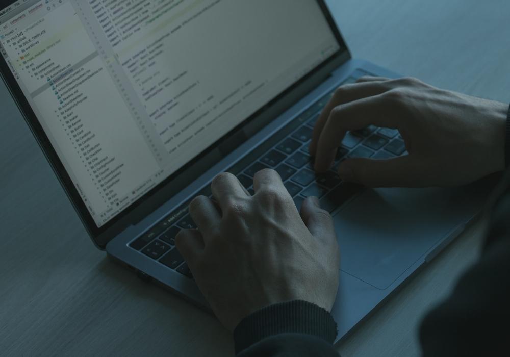 Tại sao cần vệ sinh bàn phím laptop