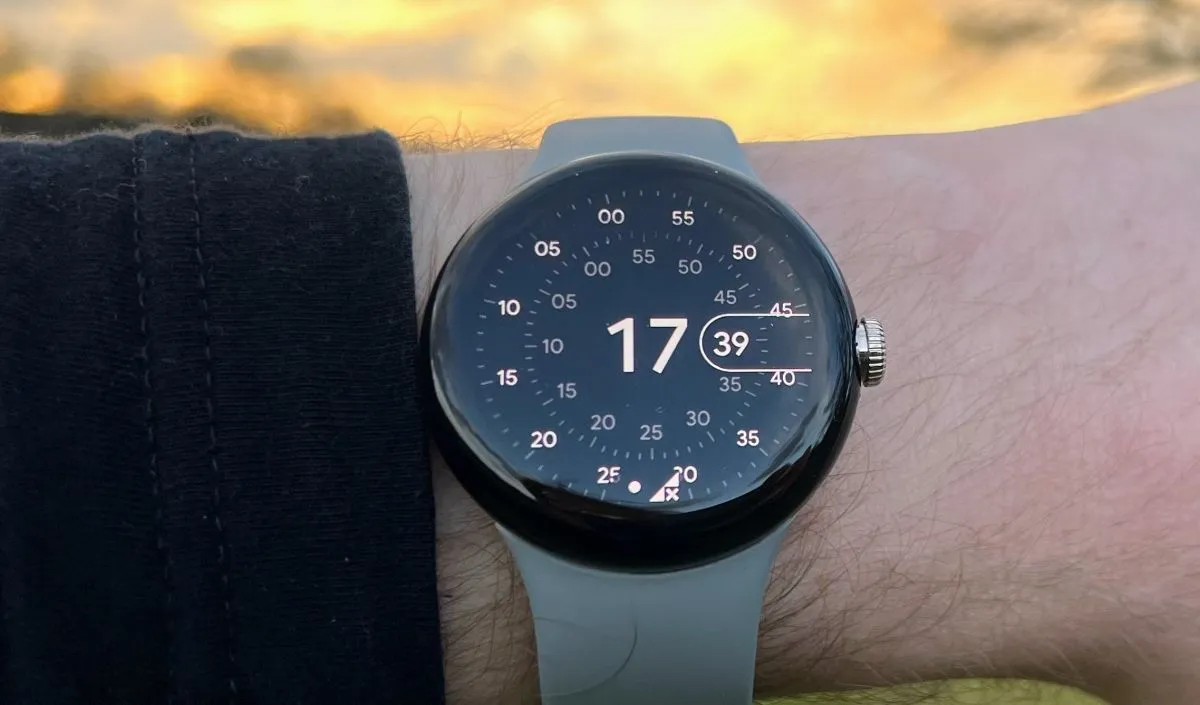 Khó thấy phần khung thép không gỉ trên Pixel Watch 2
