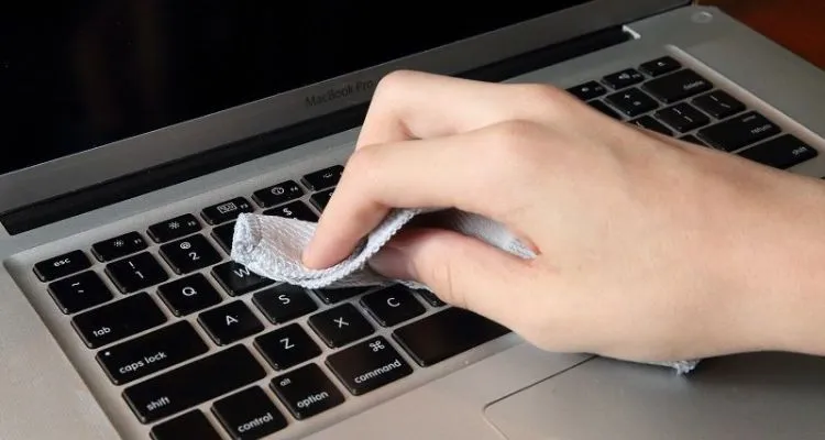 Bàn phím là bộ phận dễ bị tổn thương nhất trong tất cả các phụ kiện của laptop
