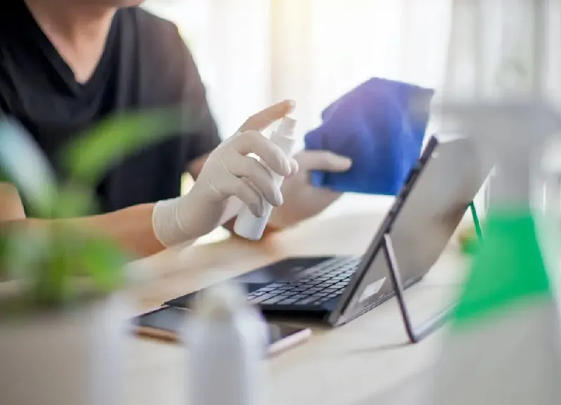 Xịt dung dịch vệ sinh lên bọt biển và vắt khô