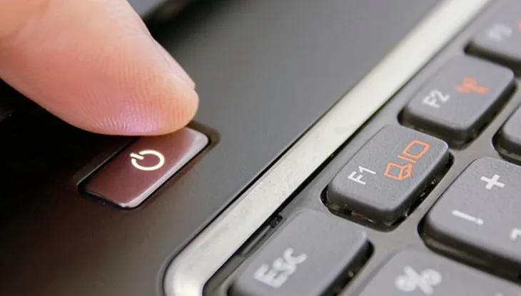 Tắt nguồn laptop để đảm bảo an toàn