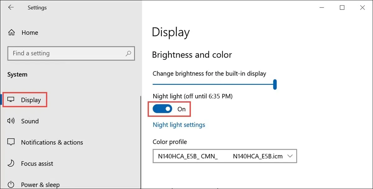 Nút chuyển đổi Night Light trong cài đặt Windows Display