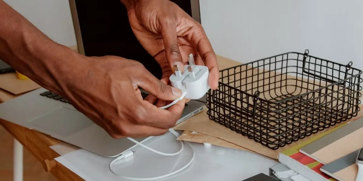 Sử Dụng Bộ Sạc và Cáp Tương Thích